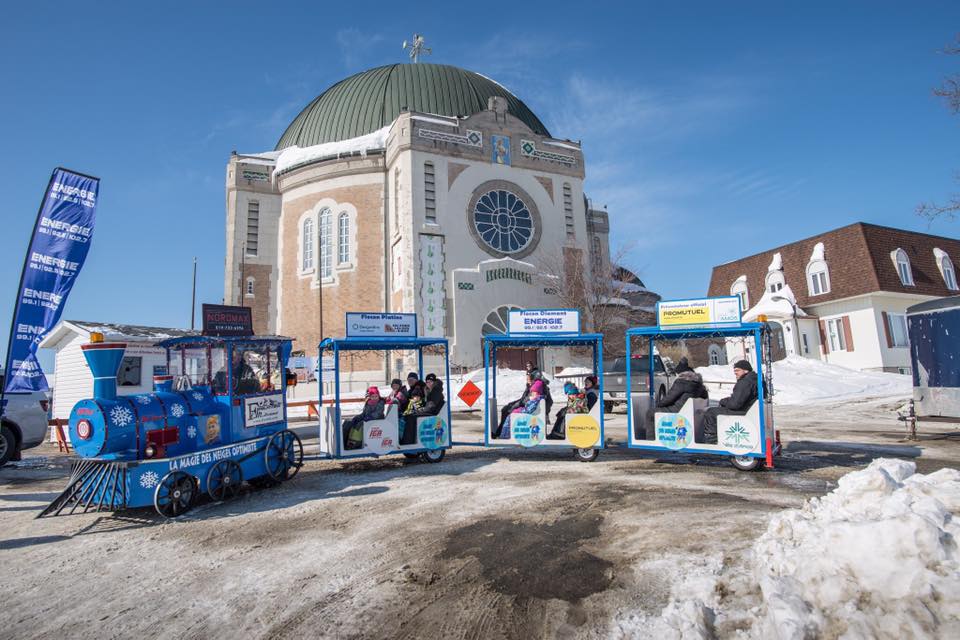 Train magique devant la cathédrale